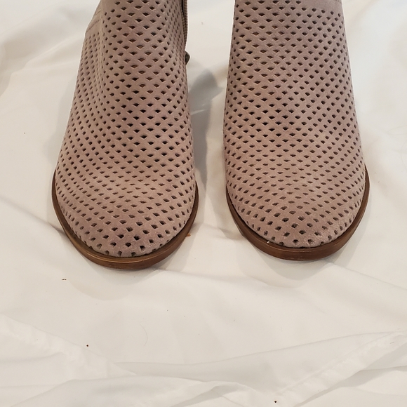 Lucky Brand Suede Ankle Bootie Size 6.5.  Perferated upper, side zip - Picture 2 of 10